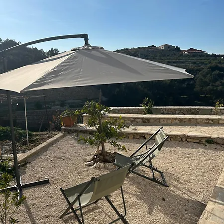 On The Hill - By Filikuri אכסניה